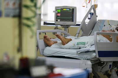 Un paciente en una sala UCI, en el Hospital de Less, donde se tratan a varios pacientes con síntomas de coronavirus, en Quito (Ecuador).
