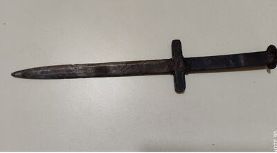 Puñal incautado del poder del detenido, y el que habría utilizado para agredir a su hermano.