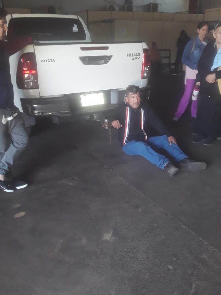 Momento en que el ciudadano peruano se encadenó por la camioneta del jefe comunal de San Antonio, Santiago Aguilera.