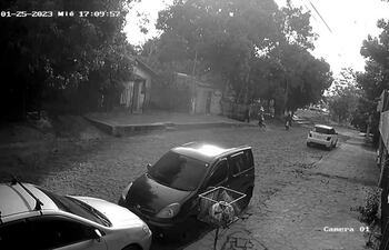 Momento en que uno de los "motochorros" asaltó a la mujer en el barrio Los Naranjos de Ñemby.