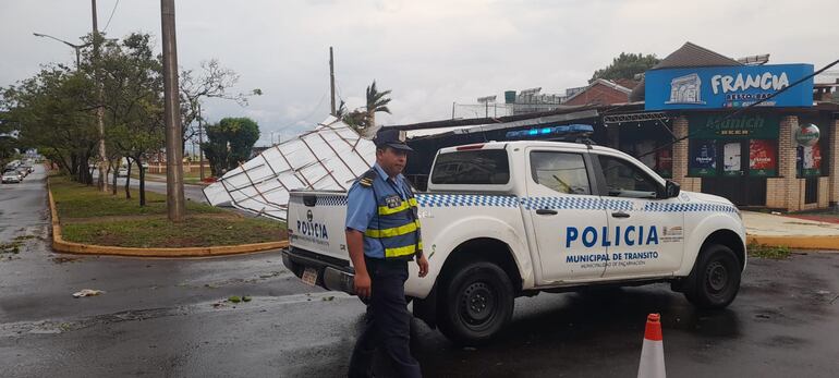 Techo de un negocio cayó en Encarnación.