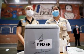 Las previsiones hablan de un aumento exponencial de contagios y que para diciembre habrá nuevamente decenas de fallecidos, por lo que instan a la población a seguir vacunándose (Imagen referencial).