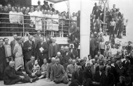 Los refugiados, que posteriormente fueron pioneros en el Chaco, viajando en barco hasta Sudamérica.