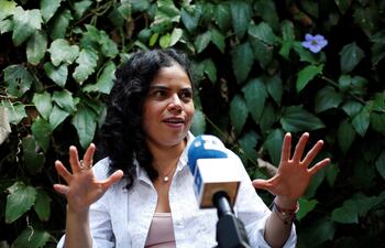 Julia Gavarrete, periodista del periódico digital El Faro, habla durante una entrevista con Efe el 25 de enero de 2022 en San Salvador (El Salvador). La periodista salvadoreña Julia Gavarrete lamentó que el Gobierno de El Salvador "no tenga una posición sería y formal" sobre el espionaje a más de 30 periodistas de El Salvador con el software Pegasus, una situación que catalogó de "grave", y que ve "difícil" que la Fiscalía investigue lo sucedido.