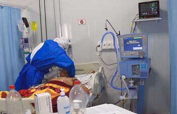 Los centros médicos públicos, como el Hospital Nacional de Itauguá, están abarrotados de pacientes con covid-19.