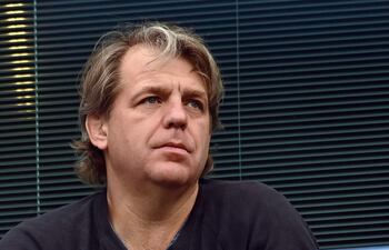 Todd Boehly, el nuevo dueño del Chelsea, observando el partido de ayer ante Wolverhampton.