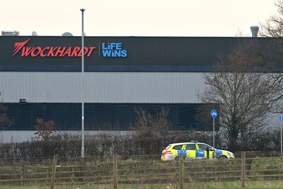 La policía acordona la fábrica de la compañía farmacéutica y de biotecnología Wockhardt, que produce la vacuna contra el Covid-19 vaccine en Wrexham, al norte de Gales.