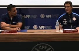 Justo Villar (i), director deportivo y Guillermo Barros Schelotto (d), entrenador.