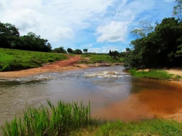 El arroyo Mbokaruzú que conduce hasta el salto del mismo nombre en Ybycuí