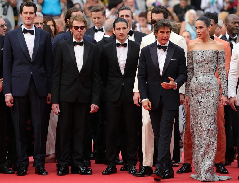 El director Joseph Kosinski, el productor Jerry Bruckheimer y los actores Danny Ramírez, Tom Cruise y Jennifer Connelly en la alfombra roja antes de la proyección de "Top Gun : Maverick".