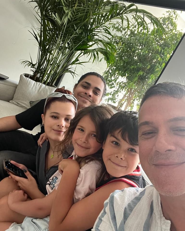 Papá feliz. Alejandro Sanz y sus cuatro hijos: Manuela Sánchez Michel, Alexander Sánchez Rivera, Alma Sánchez Perera y Dylan Sánchez Perera. (Instagram/Alejandro Sanz)