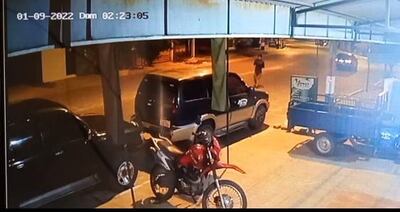 En la cámara del circuito cerrado, se lo ve al joven ladrón, que en forma solitario se acerca a las dos camionetas y luego procede carnear primero uno, y luego se lleva la otra.
