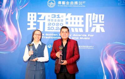 El músico paraguayo Roberto Zayas con su Golden Melody.