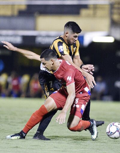 Dura puja por el balón entre el aurinegro José Florentín (d) y Carlos Arrúa, de Nacional.
