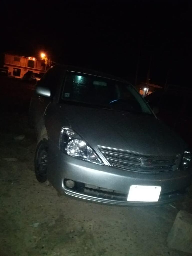 El vehículo en que trataron de huir los ahora aprehendidos.