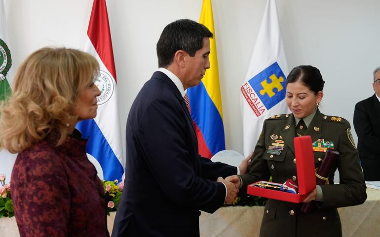 Autoridades de Colombia condecoradas por Paraguay