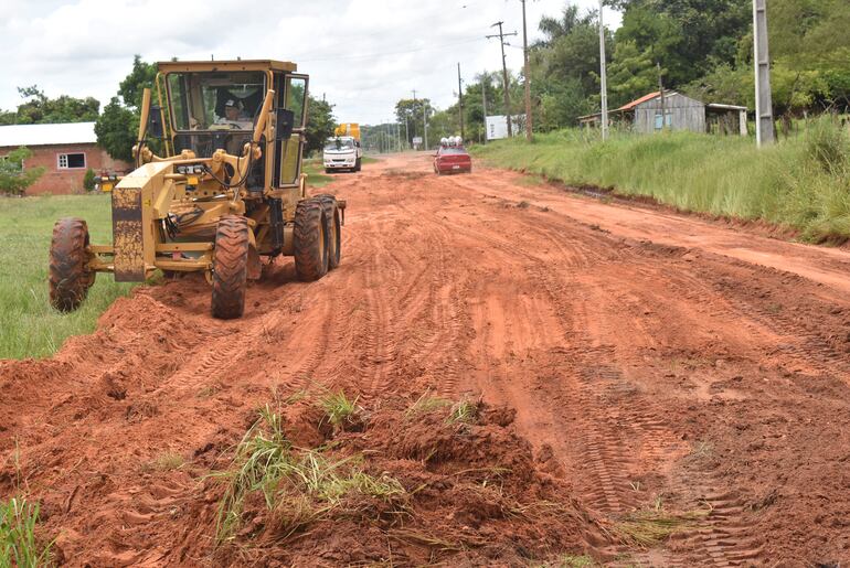 Una maquinaria de la municipalidad de Santani realiza trabajo de perfilada  en la calle 4.000 de la colonia Moisés Bertoni