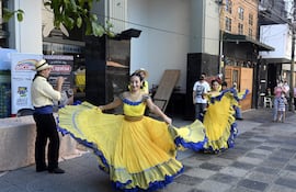 Con show artísticos, en Senatur se realizó hoy el lanzamiento del "Día del Parrillero", ocasión que se hará la sopa paraguaya más larga del mundo, en Luque.