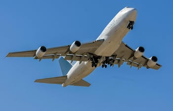Pintar un Boeing 747, uno de los aviones comerciales más grandes del mundo, requiere media tonelada de pintura, pero un equipo internacional de científicos ha logrado desarrollar la que podría ser la pintura más ligera jamás creada, con la que sólo se necesitaría 1,3 kilos de un producto que es además más económico y respetuoso con el medio ambiente.