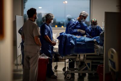 Fotografía fechada el 04 de junio de 2020 de un grupo de médicos trabaja en la Unidad de Terapia Intensiva en el Hospital Posadas, en Buenos Aires (Argentina).