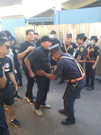 Miguel Cardona, antes de ingresar al estadio.