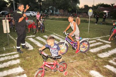 El presidente del cuerpo bomberil, Richard Villasboa dirigiendo la capacitación de educación vial.