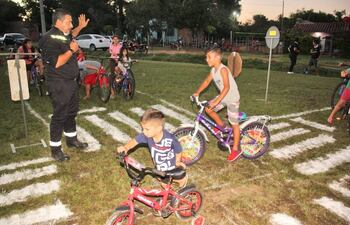 El presidente del cuerpo bomberil, Richard Villasboa dirigiendo la capacitación de educación vial.