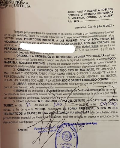 Cantante denuncia hostigamiento de “los pro vida” a pesar de resolución judicial.