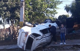 Así quedó la camioneta luego de chocar contra la columna de la ANDE y volcar para no atropellar a un motociclista, según dijo su conductor.