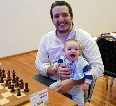 Bachmann, con su pequeño hijo, fue destacado por Clarín.