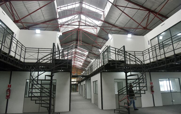 Interior de uno de los galpones que fueron reacondicionados para oficinas de la ANNP. Funcionarios señalan que el precio de las obras una sobrefacturación.