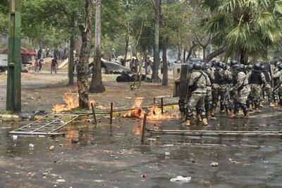 Campo de batalla. Los manifestantes en contra del endurecimiento de las penas a los invasores de propiedades se enfrentaron con todo tipo de artefactos a los agentes de la Policía antidisturbios.