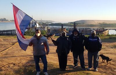 Pescadores perjudicados por la bajante del río Paraguay se manifiestan y exigen un subsidio.