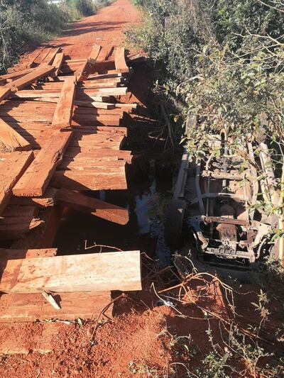 Un conductor cayó con su camioneta en el canal de un aliviadero de agua en el tramo viejo de la ruta PY08. Ahora ya se encuentra clausurado.