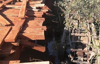 Un conductor cayó con su camioneta en el canal de un aliviadero de agua en el tramo viejo de la ruta PY08. Ahora ya se encuentra clausurado.