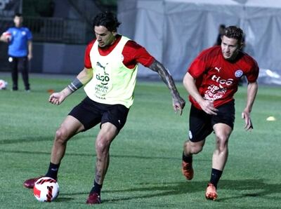 El capitán Gustavo Gómez se unió ayer al entrenamiento del plantel albirrojo y en la foto se lo ve con Jorge Morel, atrás.