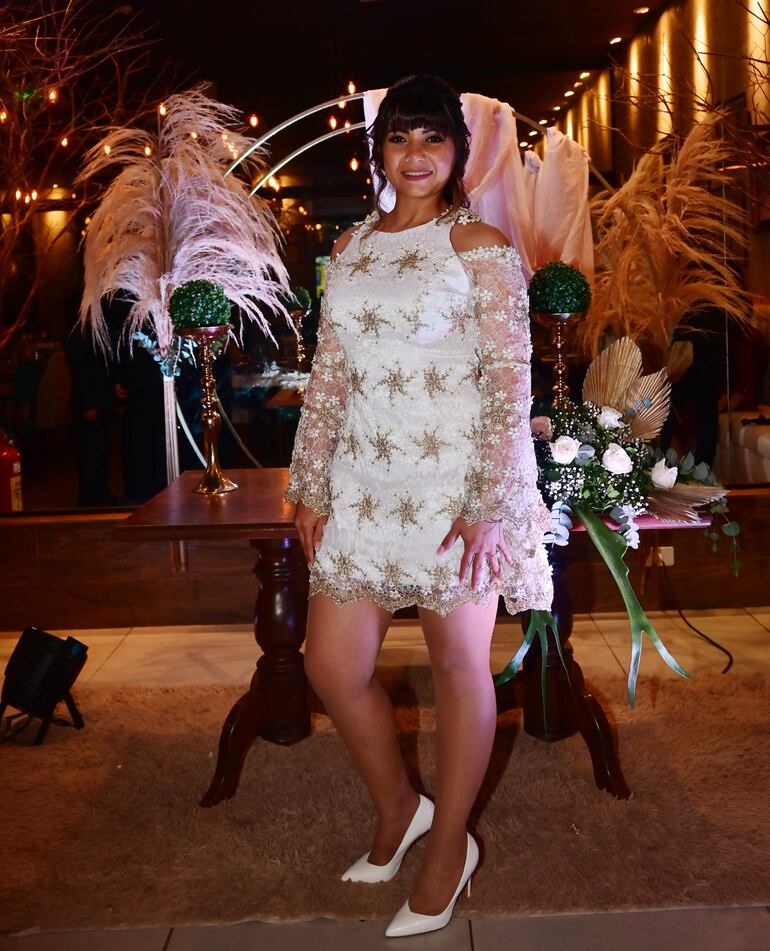 La novia lució un vestido elegante confeccionado por Elizabeth Macoritto.