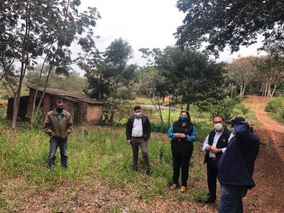 Pobladores junto con las autoridades departamentales verificaron el lugar donde está el manantial.