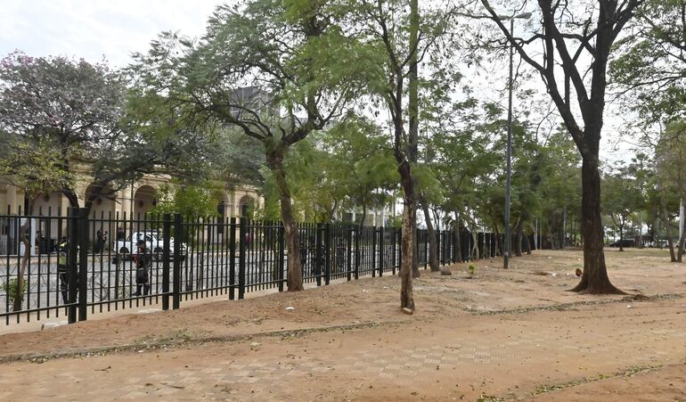 Rejas nuevas; interior de la plaza, abandonada.