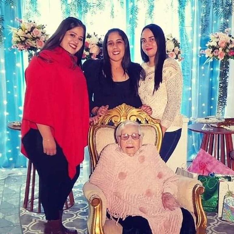 La cumpleañera Toribia Rodríguez viuda de Gaete, rodeada de sus nietas Liz Claudine, Yohana y Mirian Vera Gaete.