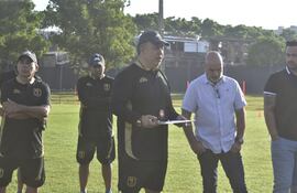 Robert Pereira (c) en la presentación como entrenador de Tacuary en reemplazo de Daniel Lanata.