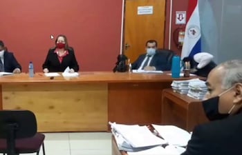 El tribunal de primera instancia que había absuelto a un presunto narco. De perfil está el fiscal Vicente Rodríguez, quien apeló y logró la anulación de la llamativa sentencia.