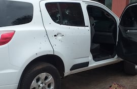Así quedó la camioneta en la que viajaban las víctimas del atentado en el que murieron cuatro personas en Pedro Juan Caballero. Entre ellas, Haylee Acevedo, hija del gobernador de Amambay, Ronald Acevedo.