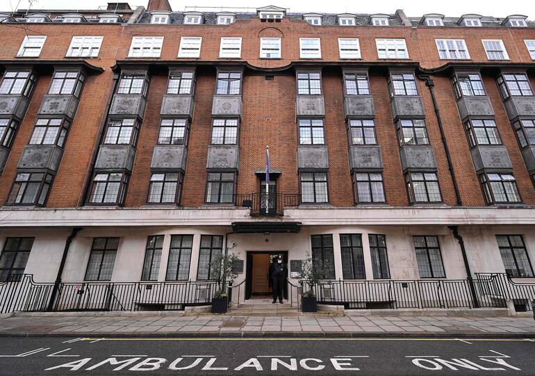 Oficiales de Policía en el exterior del hospital King Edward VII en el centro de Londres.
