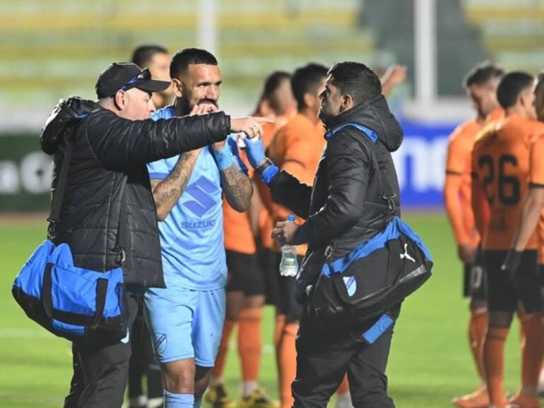 Ronnie Fernández, delantero del Bolívar, es atendido por los médicos a causa de un golpe en el rostro.