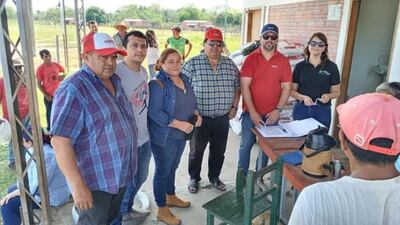 El gobernador José Domingo Adorno, colorado oficialista, en compañía de otros precandidatos y funcionarios del MAG participaron de la entrega de aportes del Estado a los maskoy.