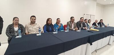 El intendentable liberal Iván Airaldi (sexto a la derecha) rodeado de los dirigentes del PLRA.