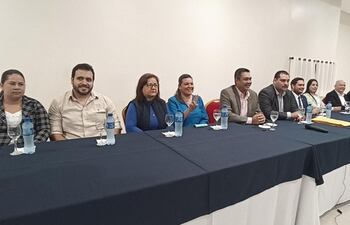 El intendentable liberal Iván Airaldi (sexto a la derecha) rodeado de los dirigentes del PLRA.