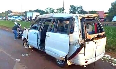 El furgón quedó con importantes daños tras el aparatoso vuelco.