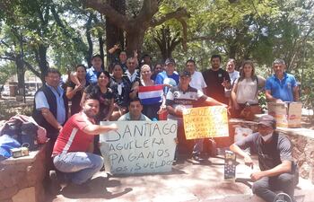 Los funcionarios de la municipalidad que fueron cesados de sus actividades reclaman pago de salarios desde setiembre, dejado por el exintendente , Raúl Mendoza.